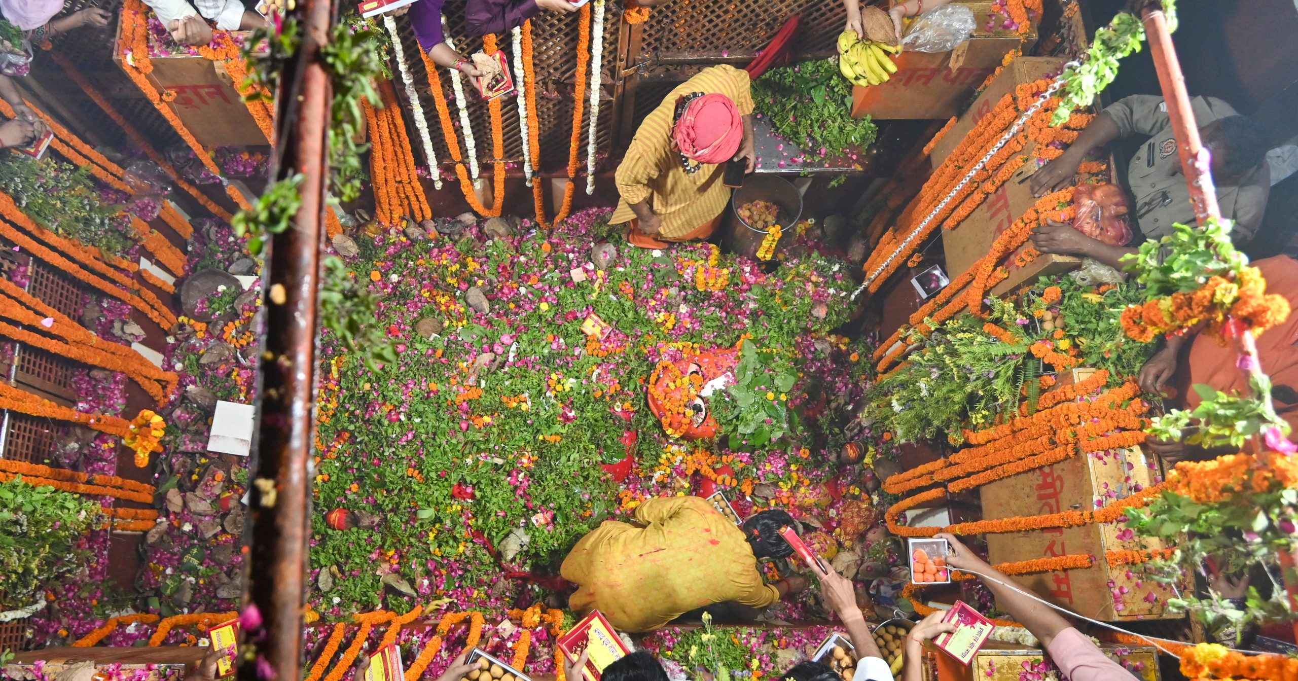 देश के विभिन्न हिस्सों में आज हनुमान जन्‍मोत्‍सव पूरी श्रद्धा के साथ मनाया जा रहा है