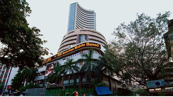 घरेलू शेयर सूचकांक में डेढ़ प्रतिशत की गिरावट दर्ज की गई