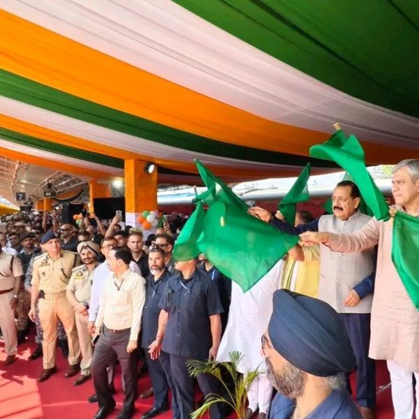 Railway Minister Ashwini Vaishnaw flags off extended Srinagar-Jammu Vande Bharat Express service