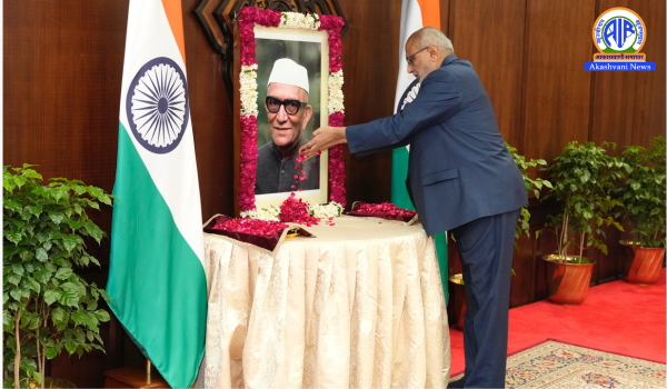 Vice President pays floral tributes to former PM Morarji Desai on his death anniversary