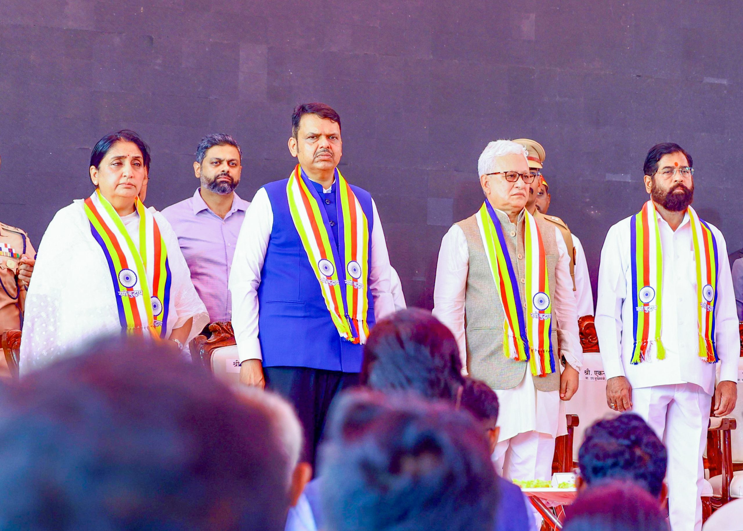 महाराष्ट्र के राज्यपाल और मुख्यमंत्री ने भारत रत्न डॉ. बाबासाहेब आम्‍बेडकर को श्रद्धांजलि अर्पित की