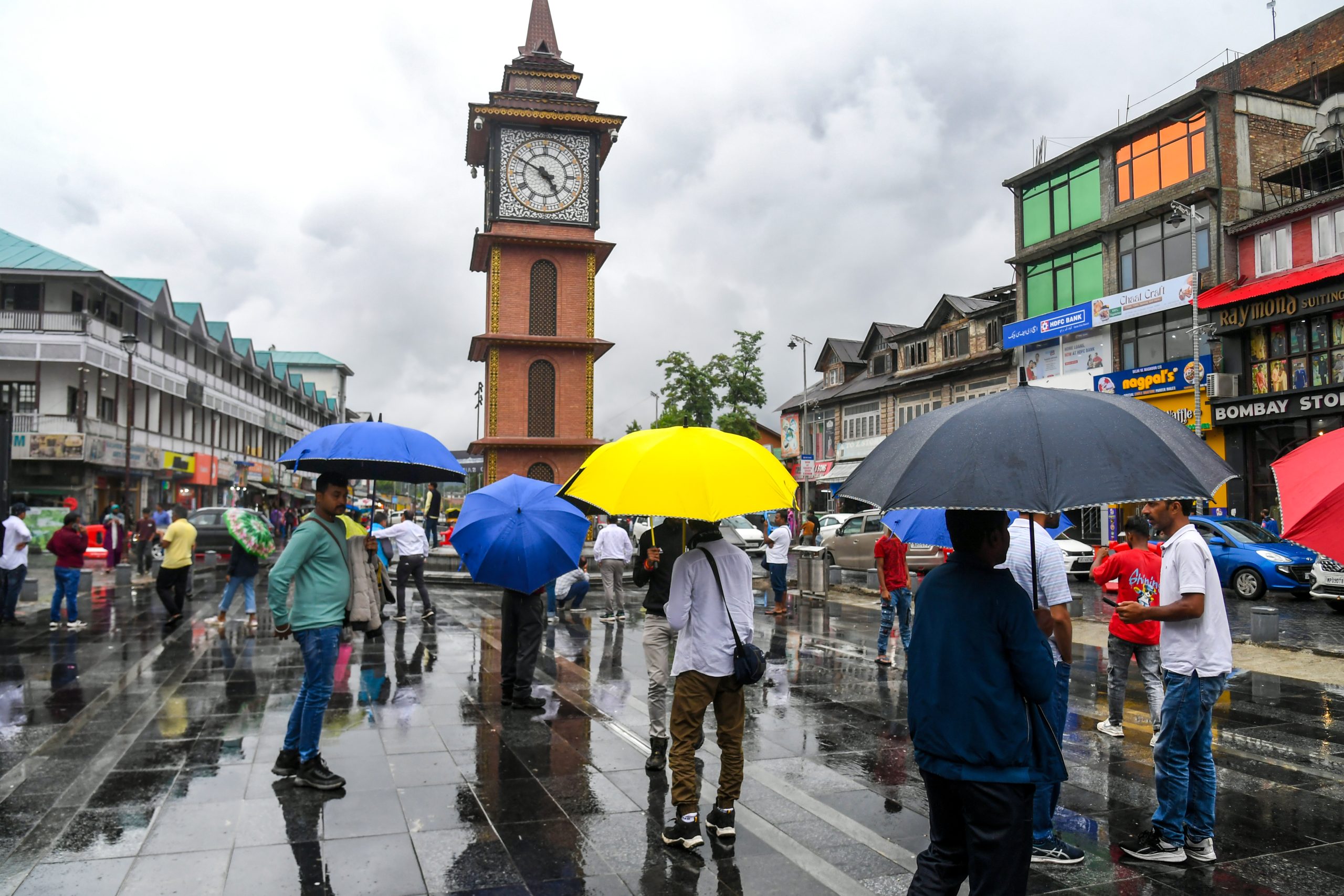 जम्मू-कश्मीर के अधिकांश इलाकों में गरज के साथ बारिश की संभवना