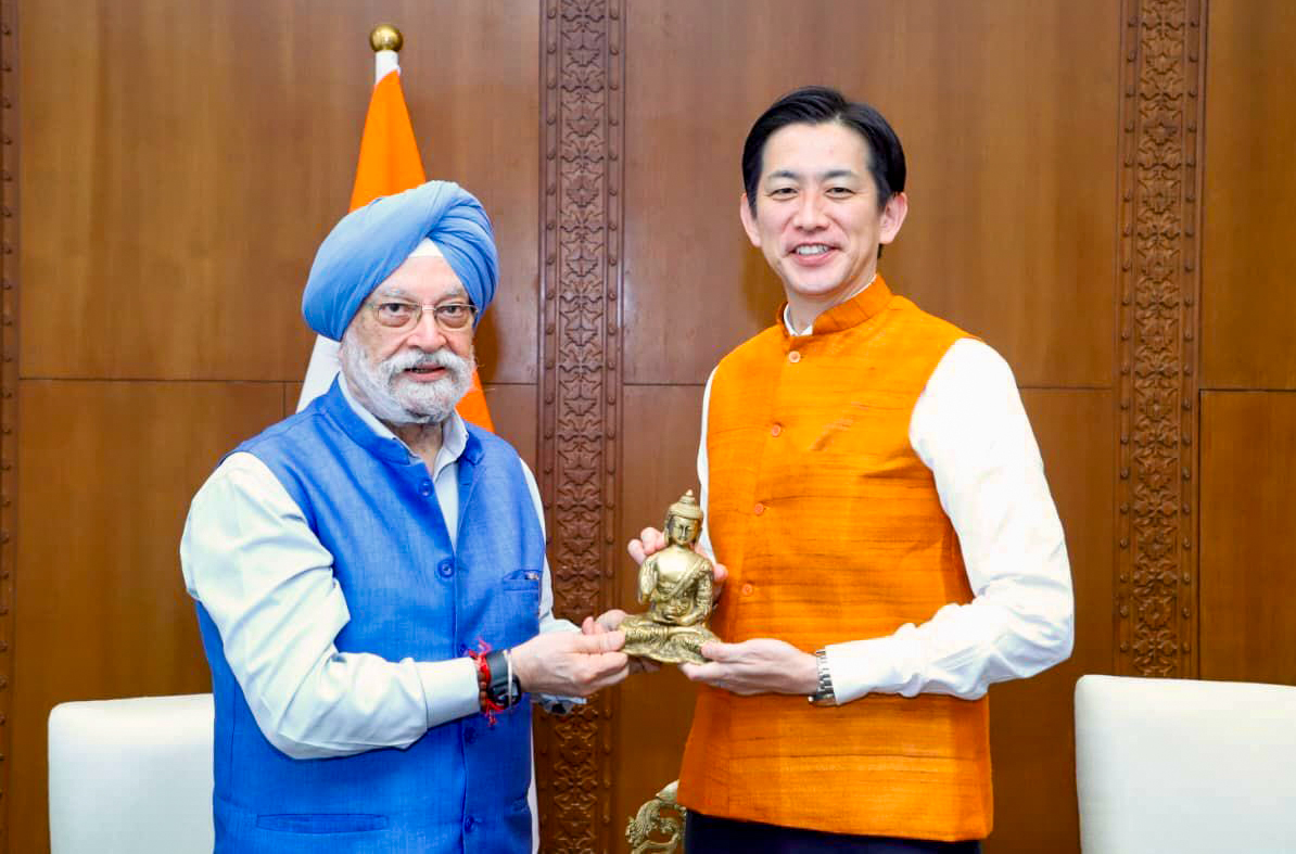 प्राकृतिक गैस मंत्री हरदीप सिंह पुरी ने नई दिल्ली में जापान के सांसदों और ताकायुकु कोबायाशी से मुलाकात की