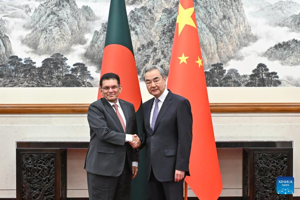 Wang Yi holds talks with Bangladeshi Foreign Minister Khalilur Rahman in Beijing