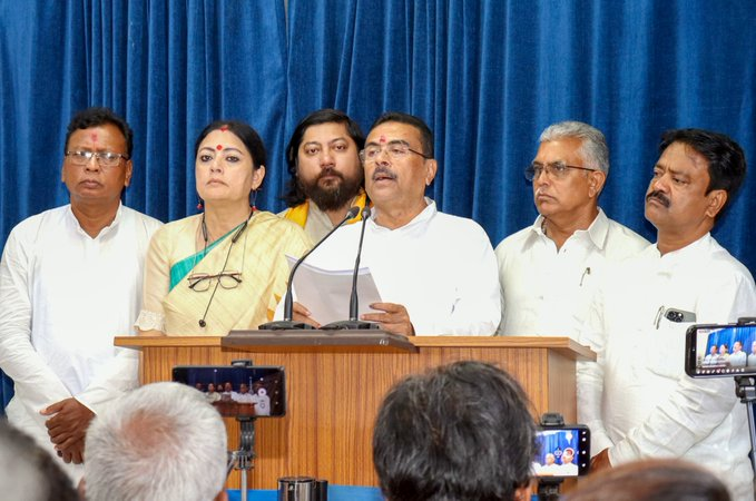 পশ্চিমবঙ্গে মুখ্যমন্ত্রী শুভেন্দু অধিকারীর নেতৃত্বে নব গঠিত বিজেপি সরকার, সীমান্তে কাঁটাতারের বেড়া দেওয়ার জন্য ৪৫ দিনের মধ্যে বিএসএফ-কে জমি হস্তান্তর সহ একগুচ্ছ সিদ্ধান্ত নিয়েছে।