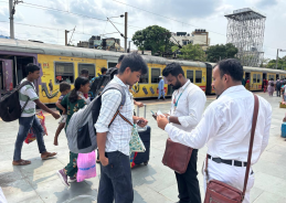 রেলযাত্রায় শৃঙ্খলা বজায় রাখা এবং দায়িত্বশীল ভ্রমণ সংস্কৃতিকে উৎসাহিত করার লক্ষ্যে গতকাল পার্ক সার্কাস ও শিয়ালদহ স্টেশনে বিশেষ নিবিড় টিকিট চেকিং অভিযান করা হয়।