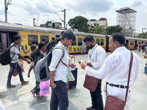 রেলযাত্রায় শৃঙ্খলা বজায় রাখা এবং দায়িত্বশীল ভ্রমণ সংস্কৃতিকে উৎসাহিত করার লক্ষ্যে গতকাল পার্ক সার্কাস ও শিয়ালদহ স্টেশনে বিশেষ নিবিড় টিকিট চেকিং অভিযান করা হয়।