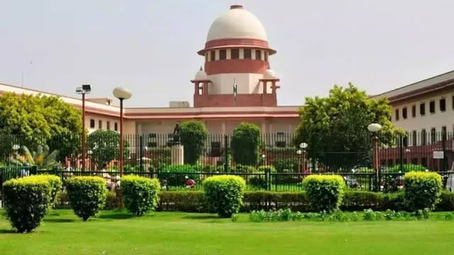 ভোটগণনা কেন্দ্রে কাউন্টিং সুপারভাইজার হিসেবে শুধুমাত্র কেন্দ্রীয় সরকারি কর্মীদের নিয়োগের বিরুদ্ধে তৃণমূল কংগ্রেস এবার সুপ্রিম কোর্টের দ্বারস্থ হয়েছে।