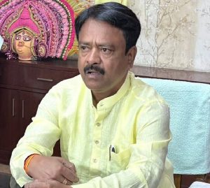 তৃণমূল কংগ্রেস সরকারের আমলে অনুপ্রবেশকারীদের চিহ্নিত করে সমস্ত রেশন কার্ড অবিলম্বে বাতিলের নির্দেশ রাজ্য সরকার দিয়েছে বলে খাদ্যমন্ত্রী অশোক কীর্তনীয়া জানিয়েছেন।