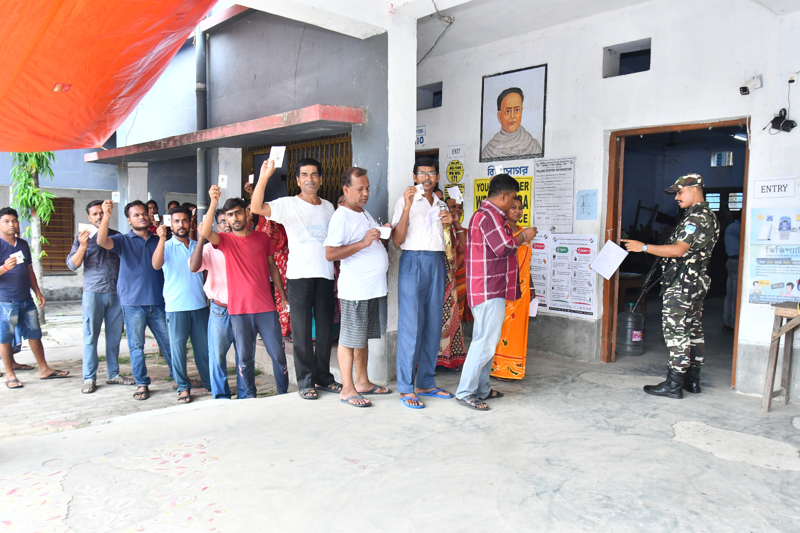 কড়া নিরাপত্তায়, পশ্চিমবঙ্গের দক্ষিণ চব্বিশ পরগনার ফলতা বিধানসভা কেন্দ্রে, পুননির্বাচনে আজ ভোট নেওয়া হচ্ছে। 