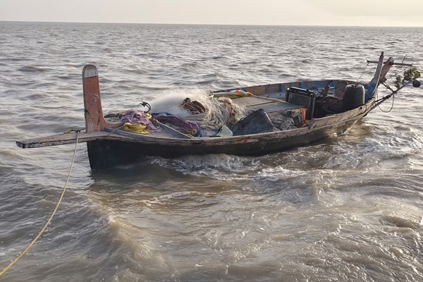 BSF seizes abandoned Pakistan boat along Kutch border, no explosive material found