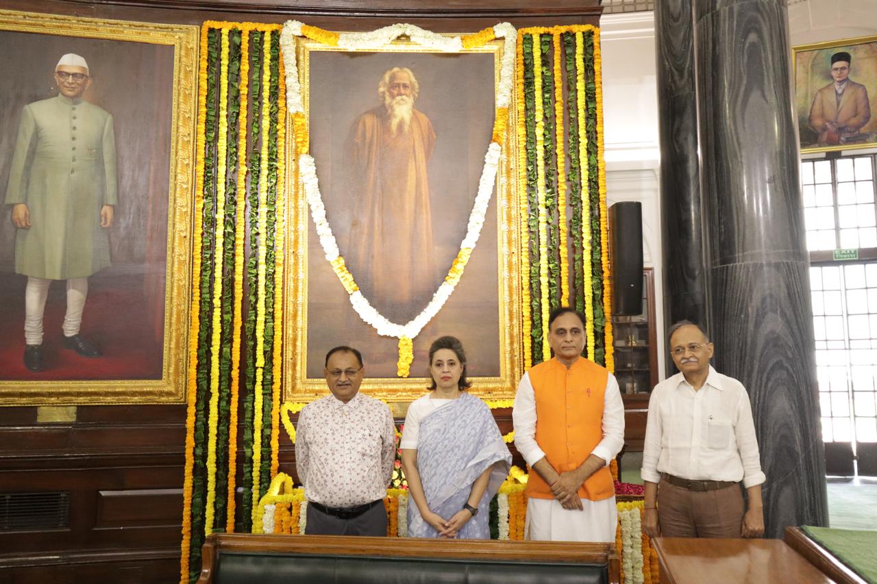 गुरुदेव रवींद्रनाथ टैगोर की जयंती के अवसर पर लोकसभा में संसद सदस्यों और पूर्व सदस्यों ने पुष्पांजलि अर्पित की