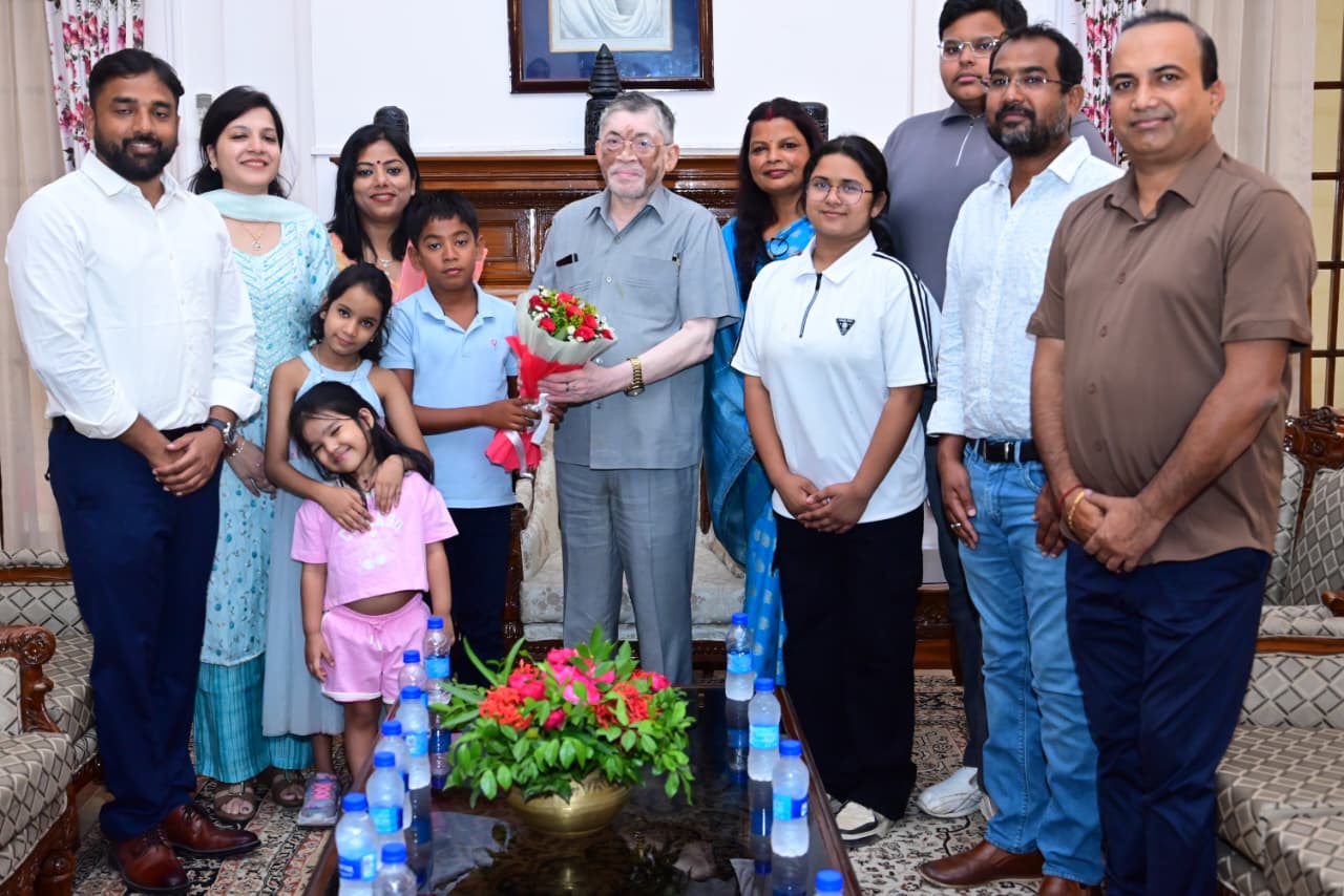 झारखंड के राज्यपाल संतोष कुमार गंगवार से सात वर्षीय ईशांक सिंह अपने परिवार के साथ शिष्टाचार भेंट करने आए