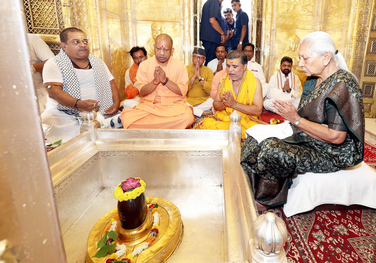 वाराणसी में ‘सोमनाथ संकल्प महोत्सव’ में शामिल हुए उत्तर प्रदेश के मुख्यमंत्री योगी आदित्यनाथ और राज्यपाल आनंदीबेन पटेल