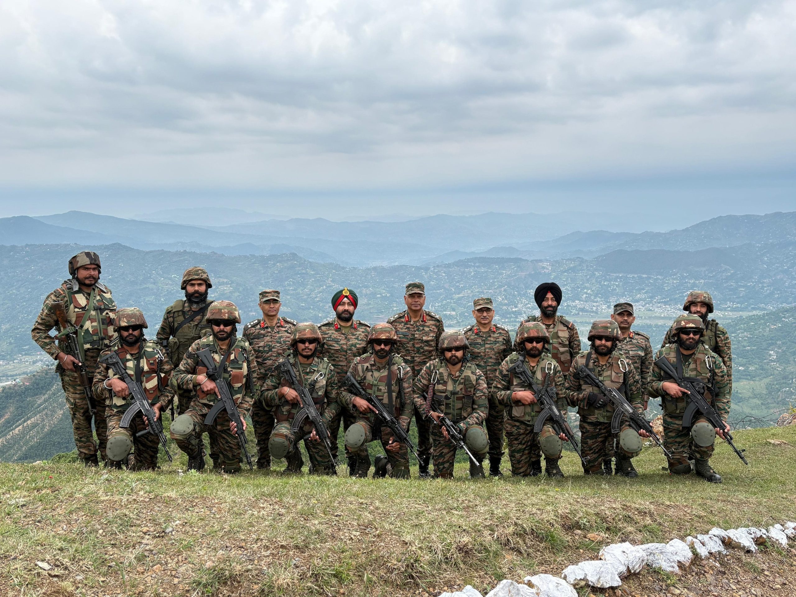 व्हाइट नाइट कोर प्रमुख ने पुंछ में आतंकवाद-रोधी अभियान की समीक्षा की