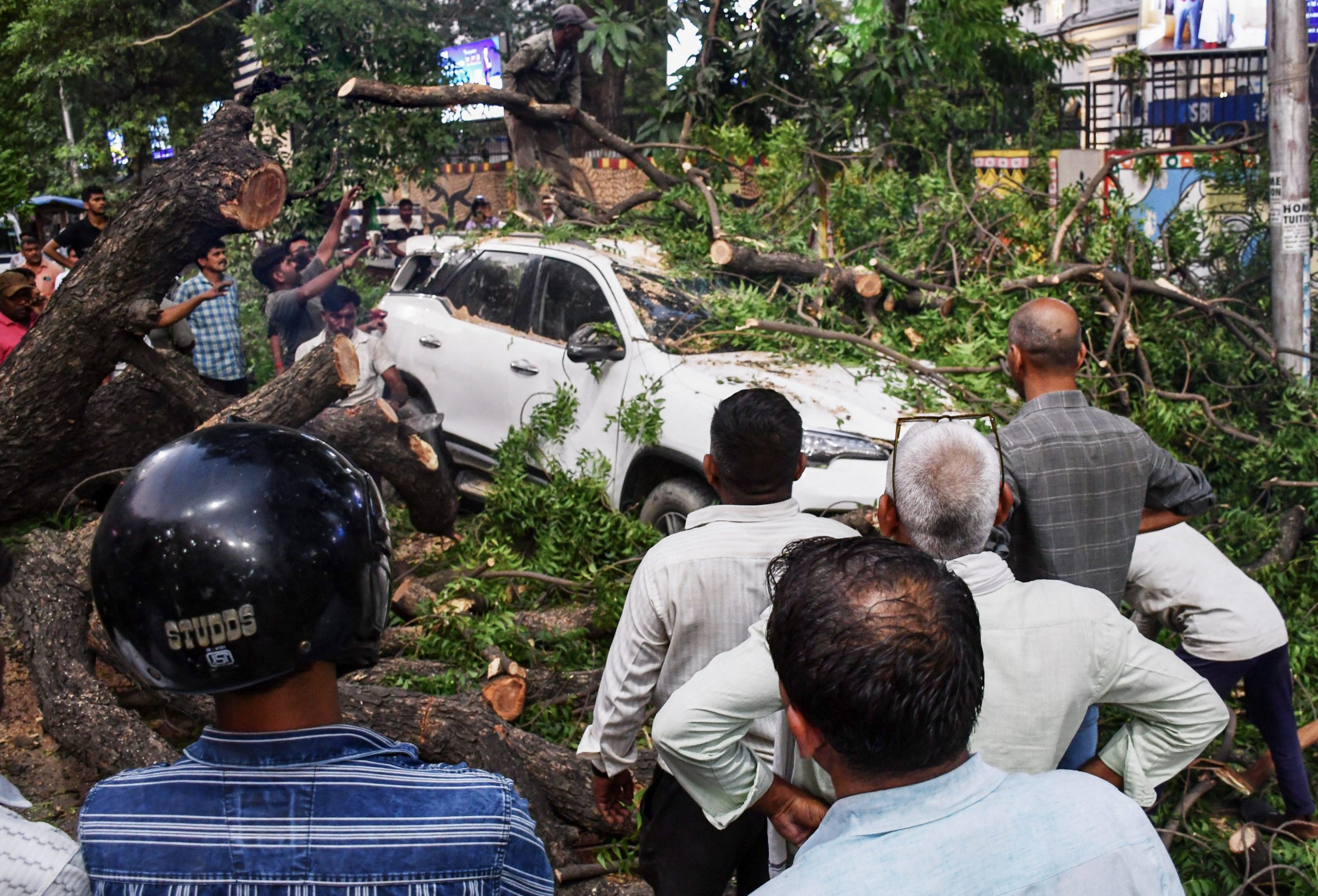 उत्तर प्रदेश में धूल भरी आंधी और बिजली गिरने के साथ हुई बारिश से 43 लोगों की मौत