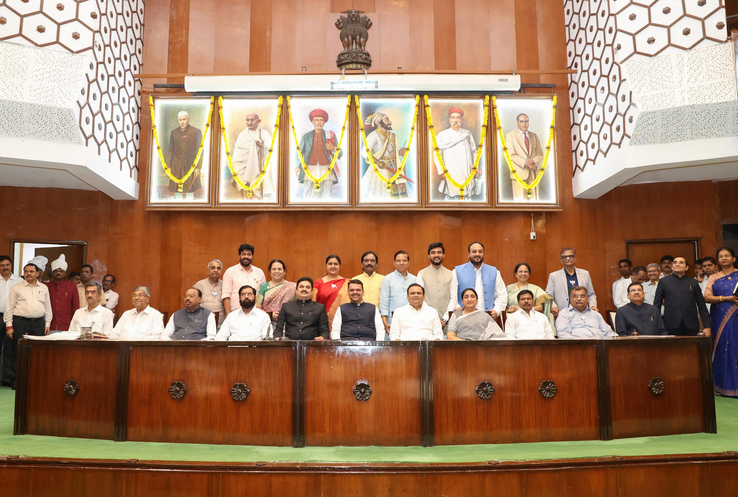 महाराष्ट्र विधान परिषद के दस नवनिर्वाचित सदस्यों ने उच्च सदन के सदस्यों के रूप में शपथ ली
