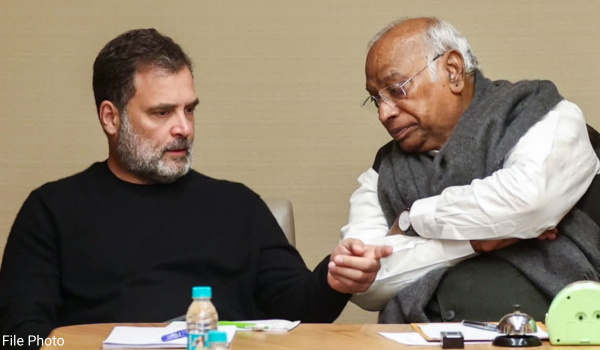 केरलम में सरकार गठन पर कांग्रेस नेताओं की बैठक