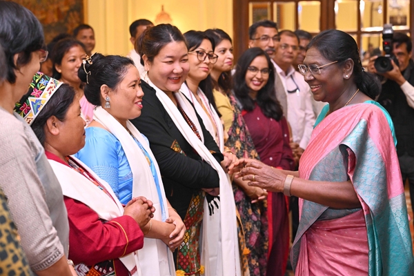 President Murmu meets artisans and weavers from  North-Eastern states