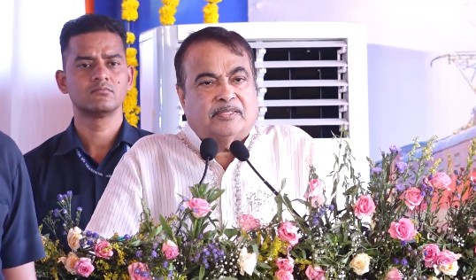 केंद्रीय मंत्री नितिन गडकरी ने नागपुर-मडगांव एक्सप्रेस को दिखाई हरी झंडी
