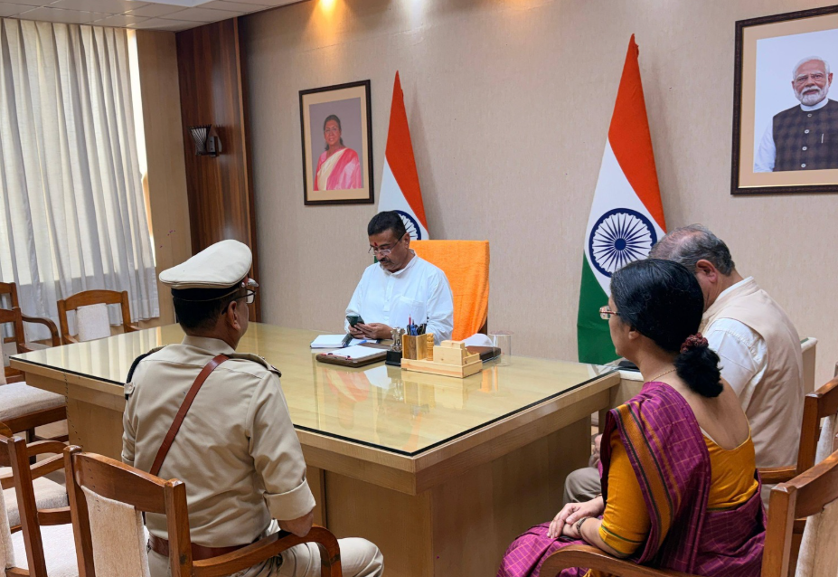সীমান্তে কাঁটা তারের বেড়া দেওয়ার জন্য ৪৫ দিনের মধ্যে বিএসএফ-কে প্রয়োজনীয় জমি হস্তান্তর করা হবে বলে নতুন মন্ত্রিসভার প্রথম বৈঠক শেষে মুখ্যমন্ত্রী শুভেন্দু অধিকারী জানিয়েছেন