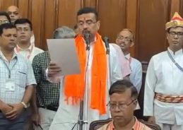 পশ্চিমবঙ্গ বিধানসভায় আজ নবনির্বাচিত বিধায়কদের শপথ গ্রহণ চলেছে