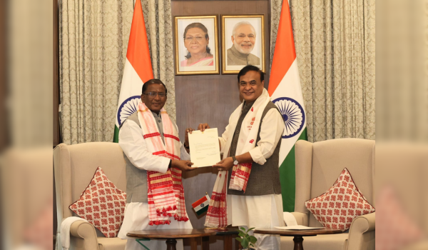 असम: मुख्यमंत्री हिमंता बिस्वा सरमा ने राज्यपाल लक्ष्मण प्रसाद आचार्य को अपना इस्तीफा सौंपा