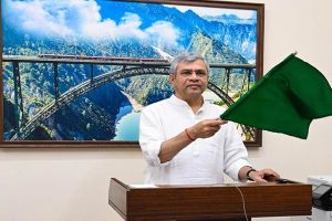 রেলমন্ত্রী অশ্বিনী বৈষ্ণব আজ কর্ণাটক ও মহারাষ্ট্রের মধ্যে রেল যোগাযোগ উন্নত করতে,মুম্বাই থেকে বেঙ্গালুরুগামী একটি নতুন এক্সপ্রেস ট্রেনের যাত্রার ভার্চুয়াল সূচনা করেছেন।