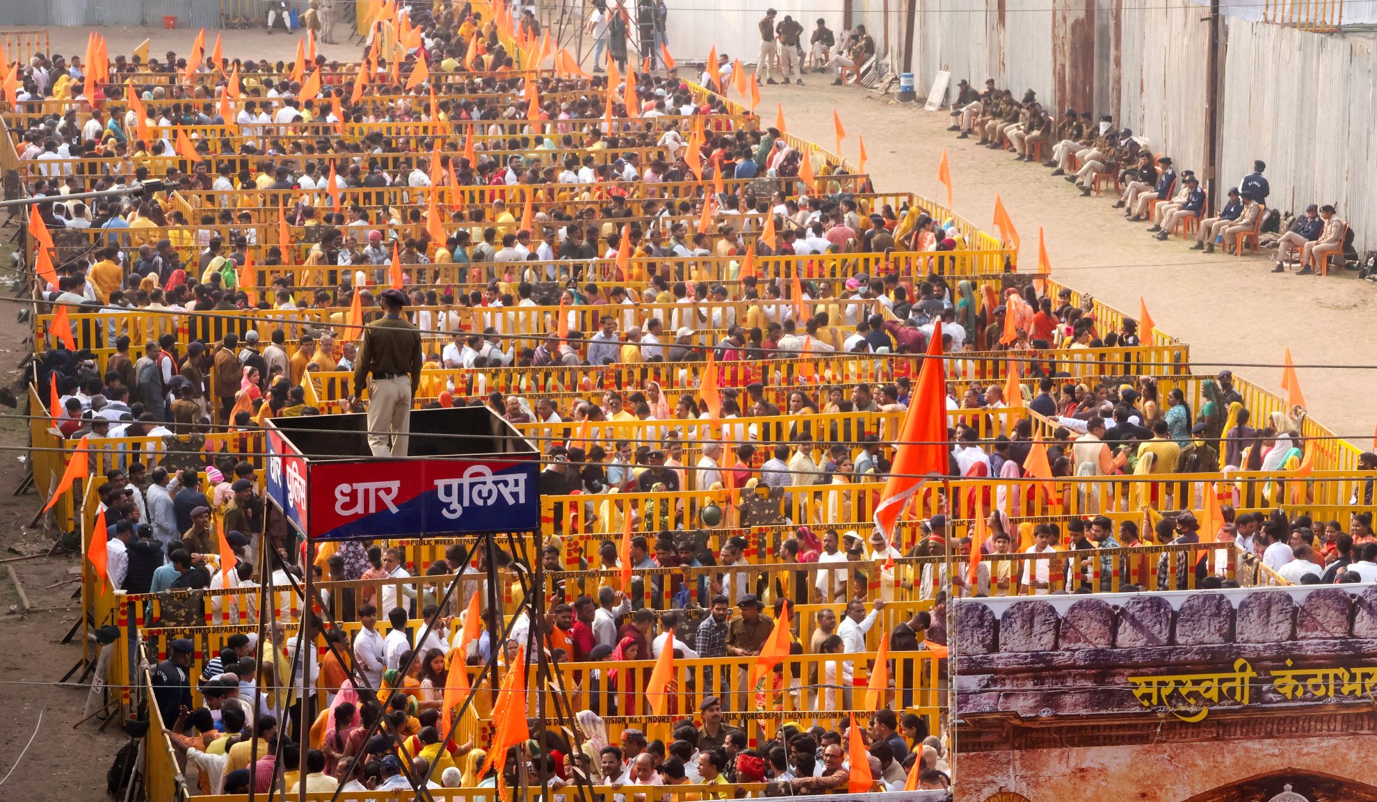 मध्य प्रदेश उच्च न्यायालय के फैसले के बाद भारतीय पुरातत्व सर्वेक्षण विभाग ने भोजशाला परिसर में हिंदुओं के प्रवेश की अनुमति दी