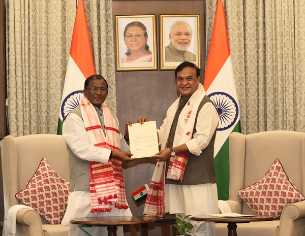 আসামে বিধানসভা নির্বাচন প্রক্রিয়া সম্পন্ন হওয়ার পর গুয়াহাটির রাজভবনে আজ মুখ্যমন্ত্রী হিমন্ত বিশ্ব শর্মা, রাজ্যপাল লক্ষ্মণ প্রসাদ আচার্যের কাছে তাঁর পদত্যাগ পত্র পেশ করেছেন।