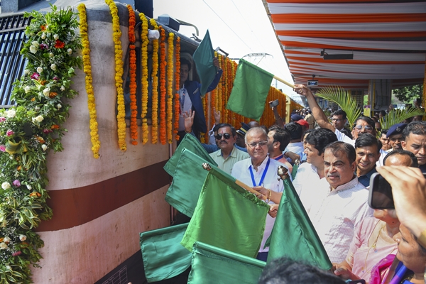 Union Minister Nitin Gadkari flags off Nagpur–Madgaon bi-weekly express train