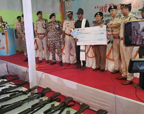 Jharkhand: 27 Maoists surrendered before police in Ranchi