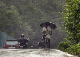 Meteorological Department issues yellow alert in 6 districts as heavy rain lashes Keralam
