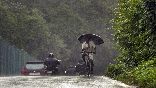 Meteorological Department issues yellow alert in 6 districts as heavy rain lashes Keralam