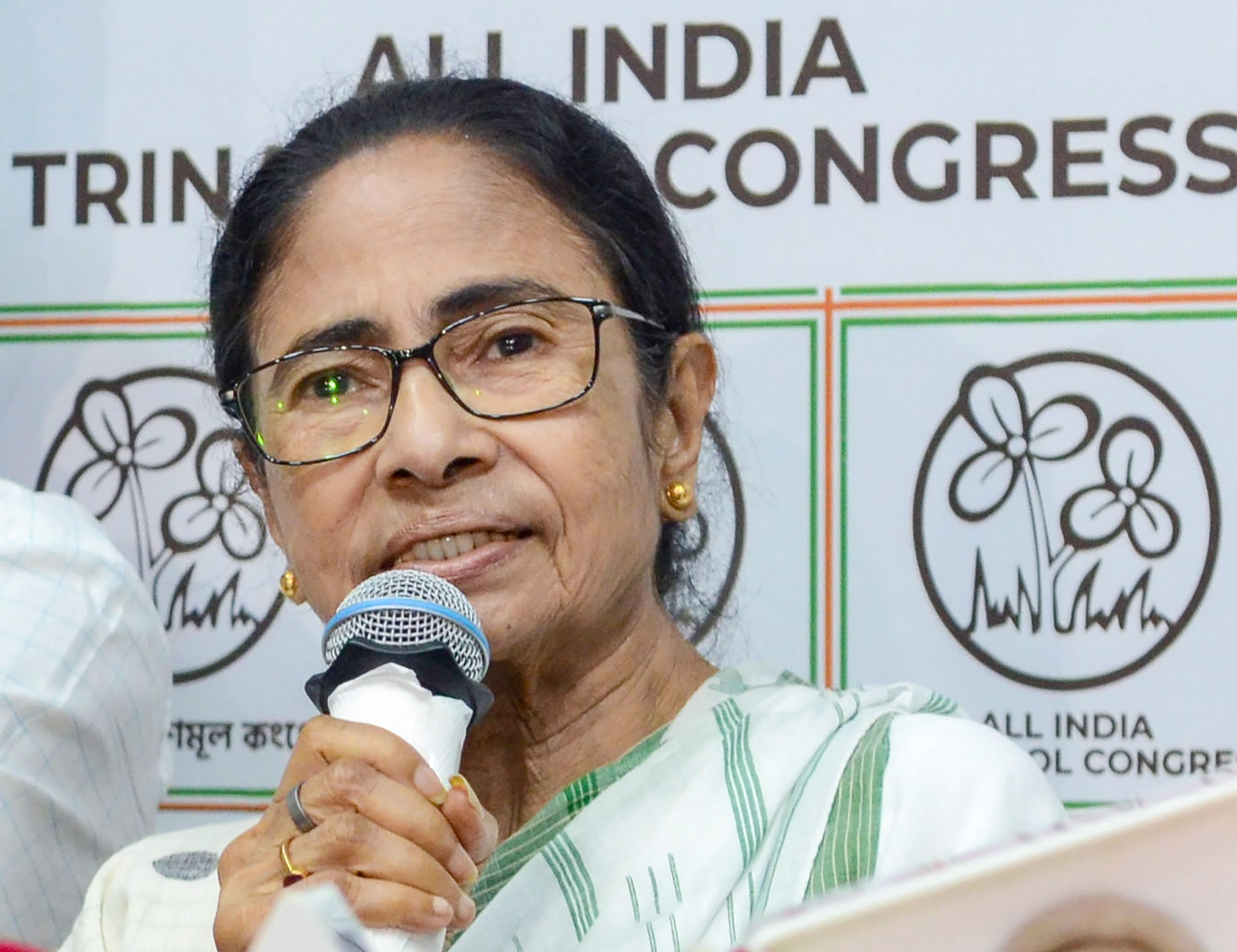 তৃণমূল কংগ্রেস নেত্রী মমতা ব্যানার্জি পশ্চিমবঙ্গে বিধানসভা নির্বাচনে দলের পরাজয় অস্বীকার করে মুখ্যমন্ত্রীর পদ থেকে ইস্তফা দেবেন না বলে জানিয়েছেন।