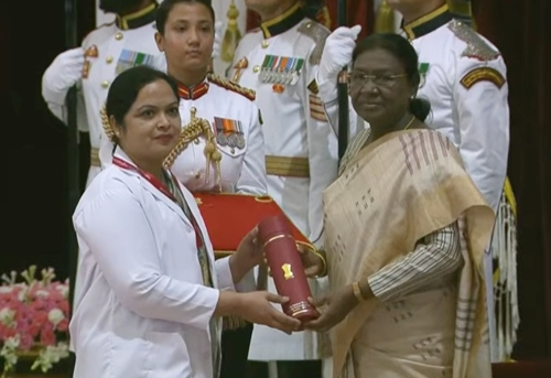 President Droupadi Murmu confers National Florence Nightingale Awards to fifteen Nursing professionals