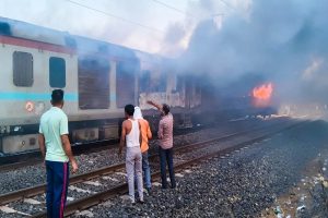 पश्चिम मध्य रेलवे ने राजधानी एक्सप्रेस में आग लगने की घटना की उच्चस्तरीय जांच के लिए बनाई समिति